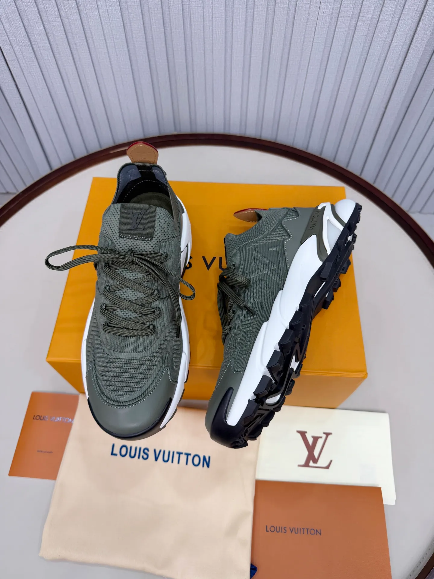 Men's men's shoes: 620💰Top version LV Louis Vuitton L Jialu brand Runner Tatic series thick-soled casual sports shoes running shoes original purchase development production production This LV Runner Tatic sports shoes combine fly woven fabric materials to interpret the inspiration of traditional mountaineering shoes. The LV letters are written on one side, the Louis Vuitton logo, and the light and wear-resistant rubber outsole completes the whole package. The delivery counter is exquisitely packaged🛍📦 ▪️Fabrics: Original imported custom fly-woven fabric ▪️Inner lining: Original custom-made breathable mesh ▪️Sole: Original molded anti-slip rubber combination material ▪️Sole thickness: 4CM ▪️Size: Men's 39-44, customized 45
